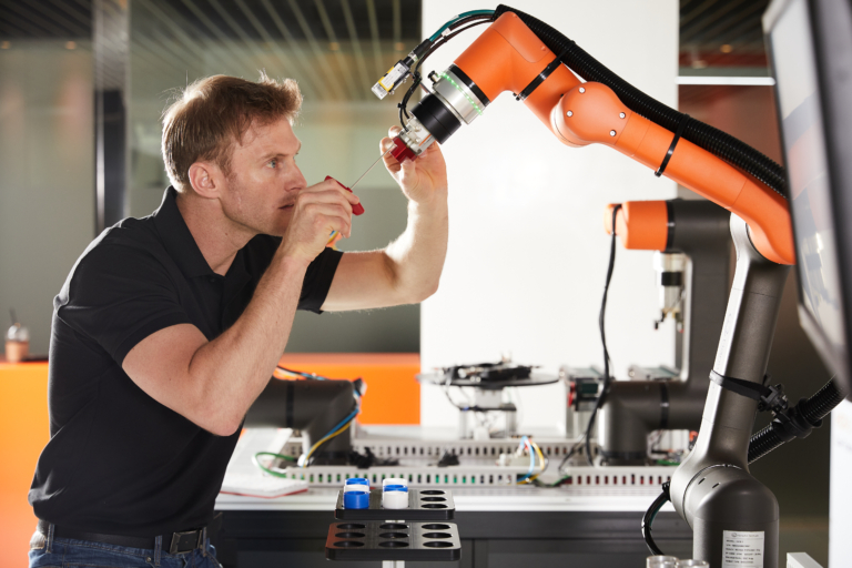 A Hanwha HCR kollaboratív robot bemutatkozik a biztonságos jövőért.