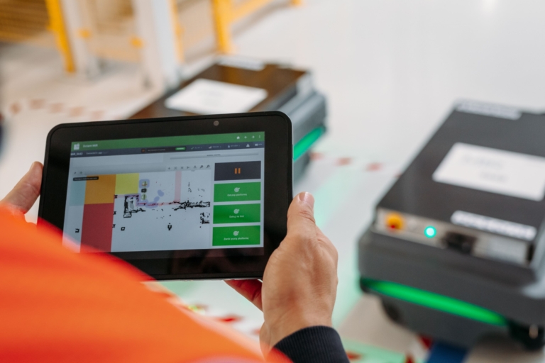 Optimalizált robotközlekedés – Az AMR piac vezetőjének flottakezelő rendszere akár 100 robotot is képes irányítani