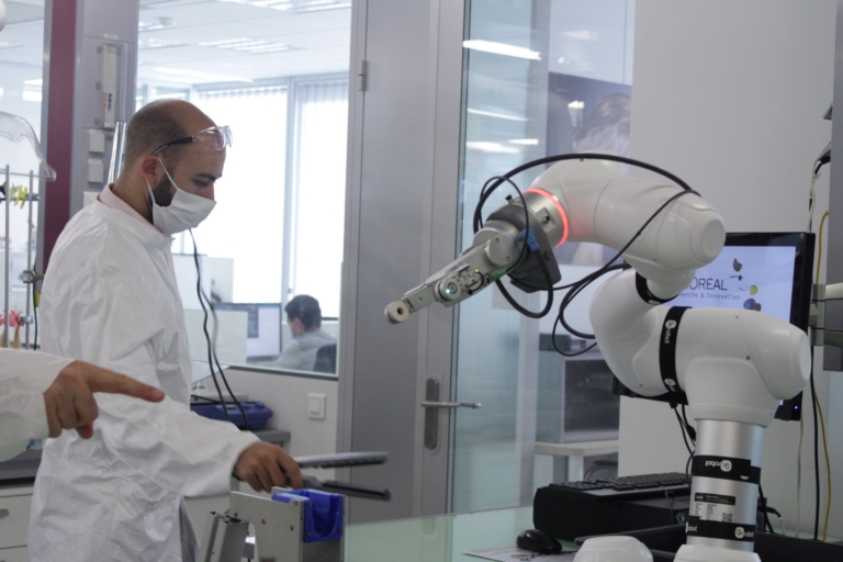 A L’Oréal az OnRobot együttműködő alkalmazásaival automatizálja hajkutató központját