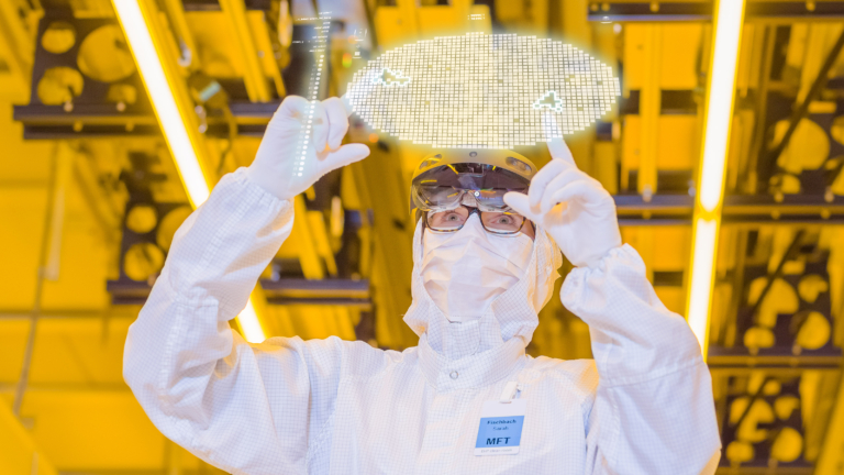 A Bosch átadta a jövő chipgyárát Drezdában Teljesen hálózatba kapcsolt és mesterséges intelligenciával irányított gyártási folyamatok