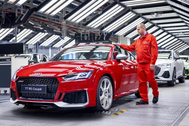 A kihívások ellenére stabil pénzügyi eredménnyel zárta az Audi Hungaria a 2022-es évet