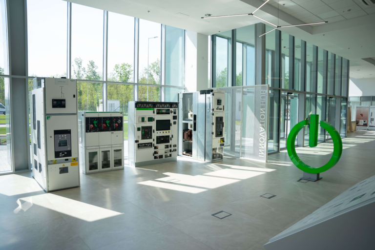 Bányába és vasúti kocsiba is került a Schneider Electric itthon gyártott középfeszültségű kapcsolóberendezéséből