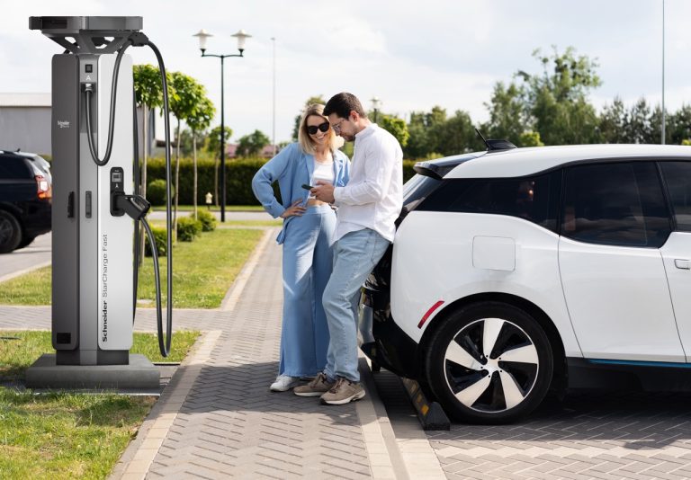 Még nagyobb lendületet ad az e-autózásnak a Schneider Electric új töltője